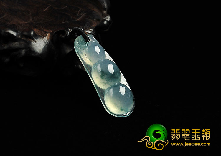 冰种飘花缅甸翡翠A货四季豆挂件