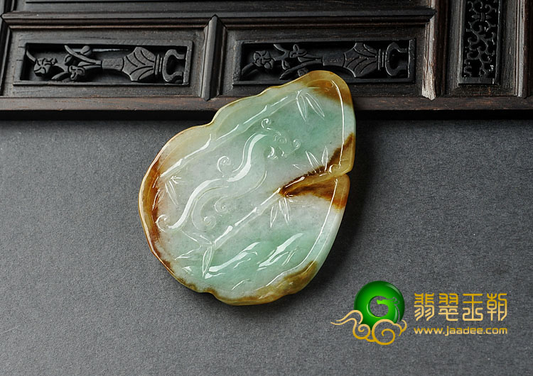 糯冰种三彩缅甸翡翠A货仿古龙牌挂件