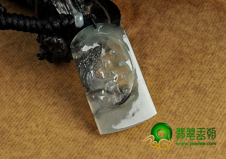 冰种飘黑花缅甸翡翠A货龙牌挂件