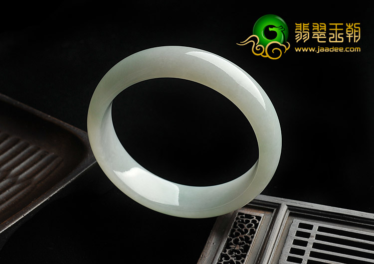 糯冰种略飘翠缅甸翡翠A货手镯（57.7mm）