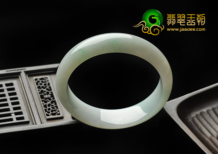 糯冰种略飘翠缅甸翡翠A货手镯（57.7mm）
