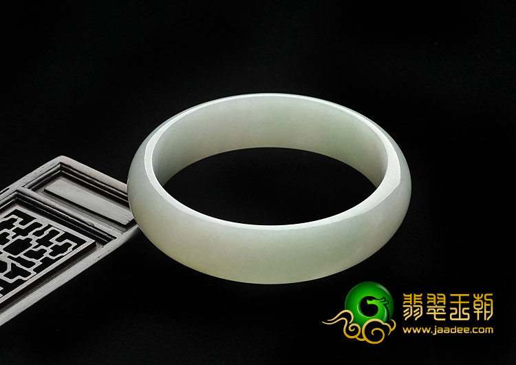 糯冰种略飘翠缅甸翡翠A货手镯（57.7mm）