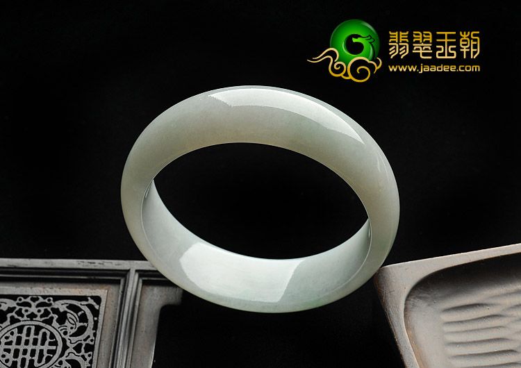 糯冰种略飘翠缅甸翡翠A货手镯（58.8mm）