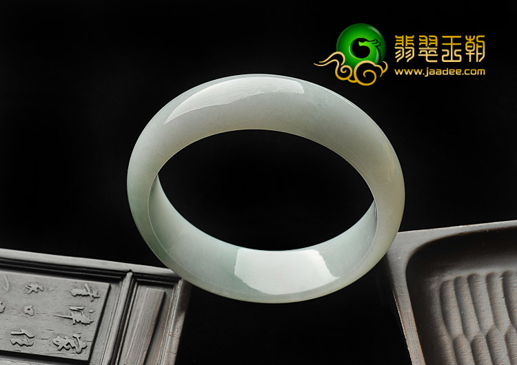 糯冰种略飘翠缅甸翡翠A货手镯（58.8mm）