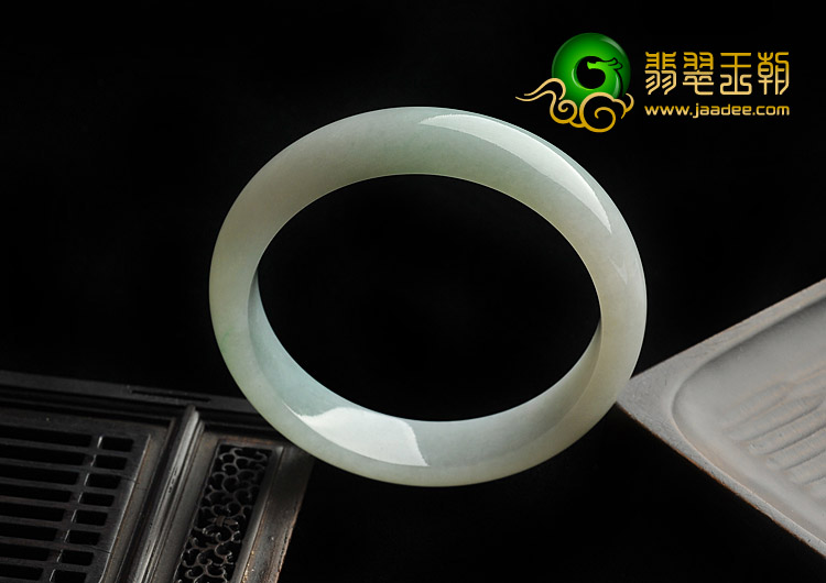 糯冰种略飘翠缅甸翡翠A货手镯（58mm）
