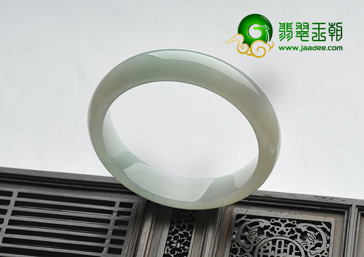 糯冰种略飘翠缅甸翡翠A货手镯（58mm）