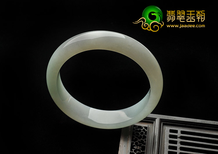 糯冰种略飘翠缅甸翡翠A货手镯（58mm）