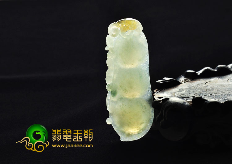 冰种淡黄翡飘花缅甸翡翠A货四季豆挂件