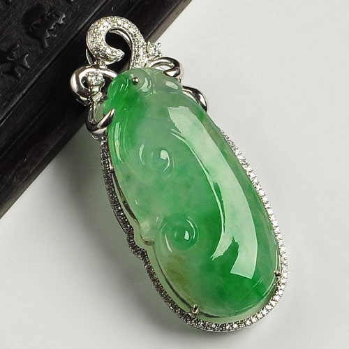 冰种翠色缅甸翡翠A货镶白金如意胸坠（真钻）