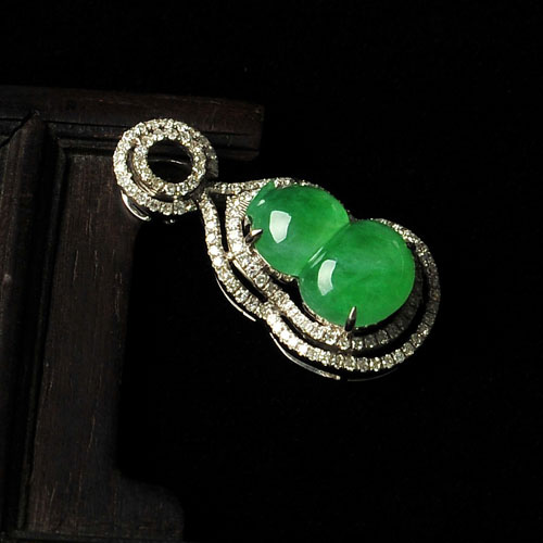 冰种苹果绿缅甸翡翠A货镶白金葫芦胸坠(真钻）