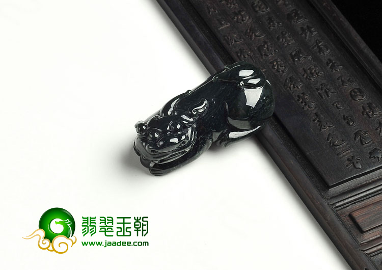细糯种灰绿缅甸翡翠A货貔貅挂件