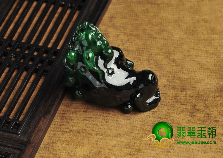 细糯种廯加绿缅甸翡翠A货貔貅挂件