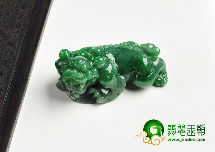 细糯种翠色缅甸翡翠A货貔貅挂件