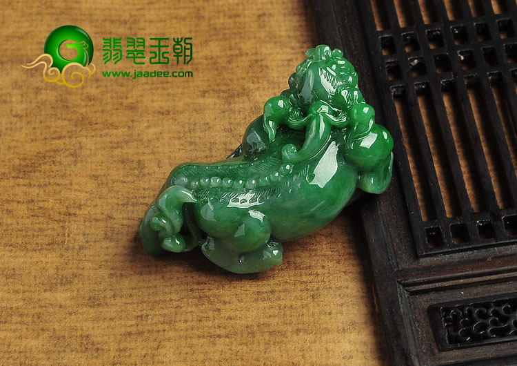 细糯种翠色缅甸翡翠A货貔貅挂件