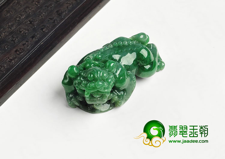 细糯种翠色缅甸翡翠A货貔貅挂件