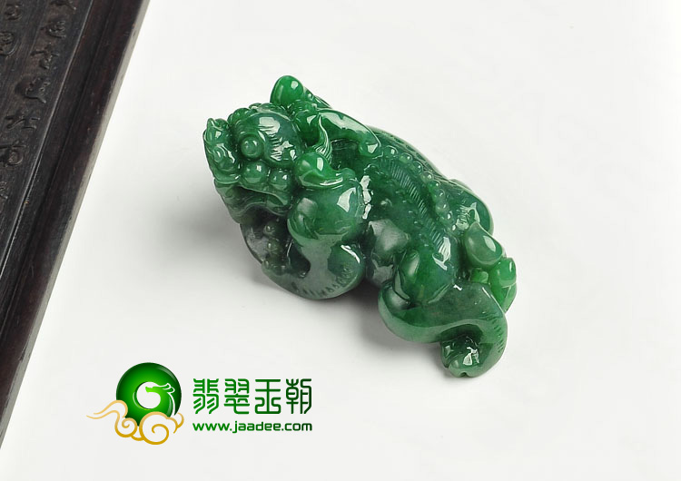 细糯种翠色缅甸翡翠A货貔貅挂件