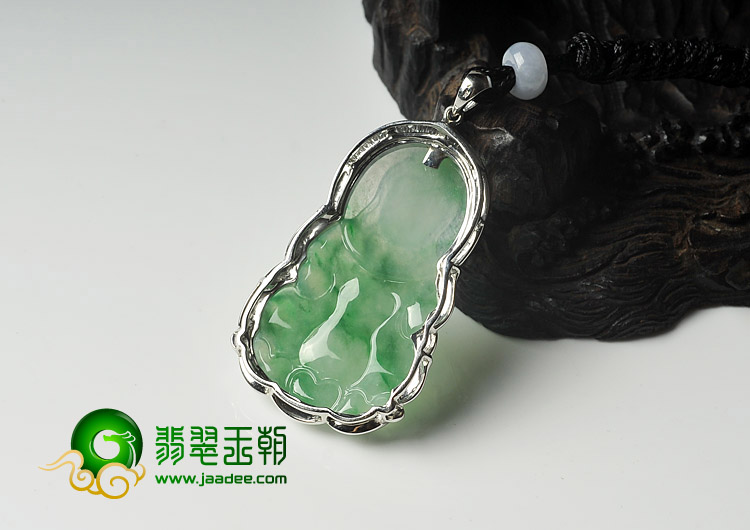 冰种翠色缅甸翡翠A货镶白金观音胸坠（真钻）
