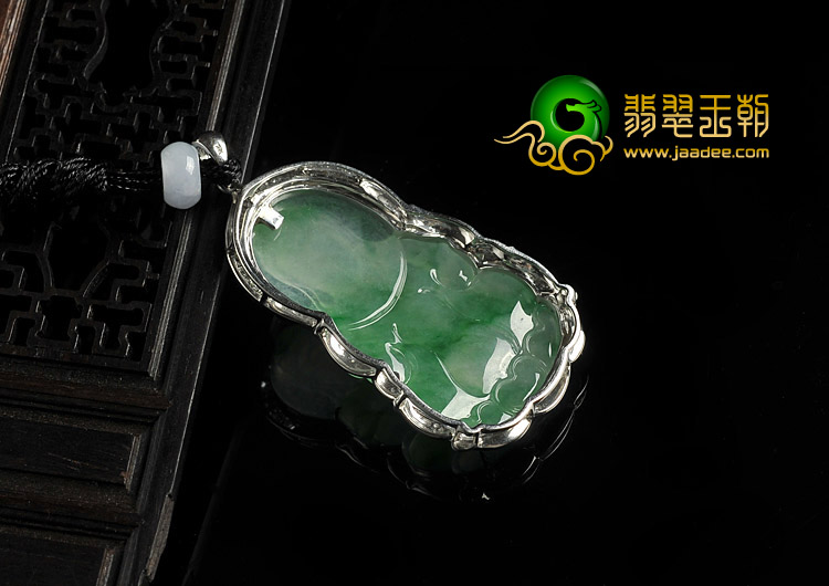 冰种翠色缅甸翡翠A货镶白金观音胸坠（真钻）