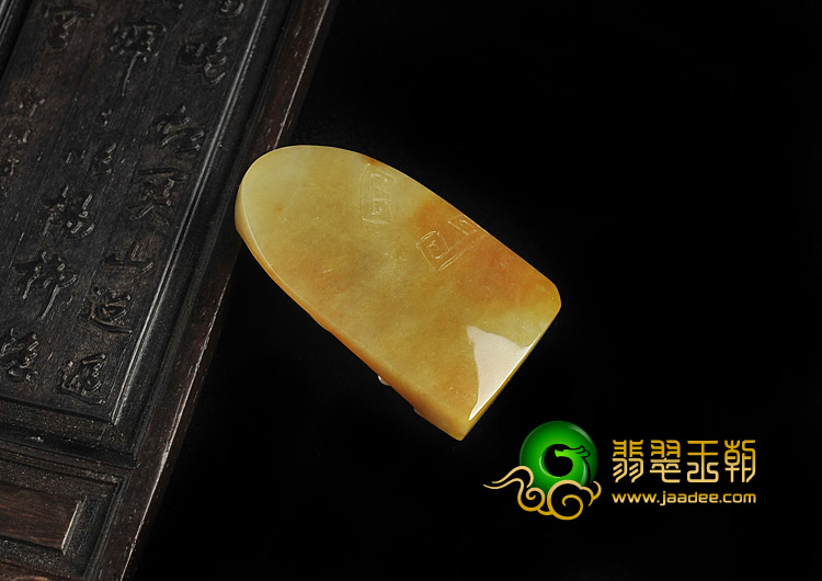 糯冰种黄翡缅甸翡翠A货仿古龙牌挂件