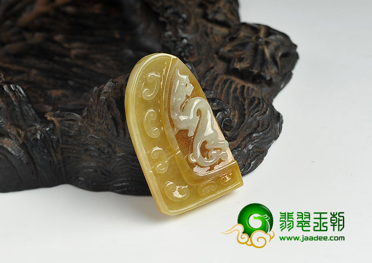 糯冰种黄翡缅甸翡翠A货仿古龙牌挂件