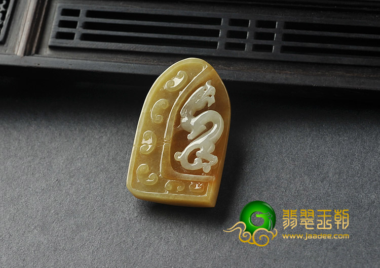 糯冰种黄翡缅甸翡翠A货仿古龙牌挂件