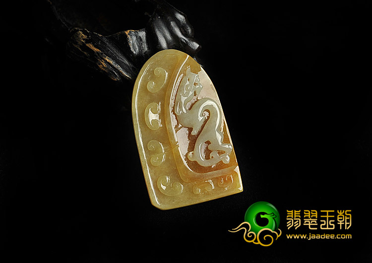 糯冰种黄翡缅甸翡翠A货仿古龙牌挂件