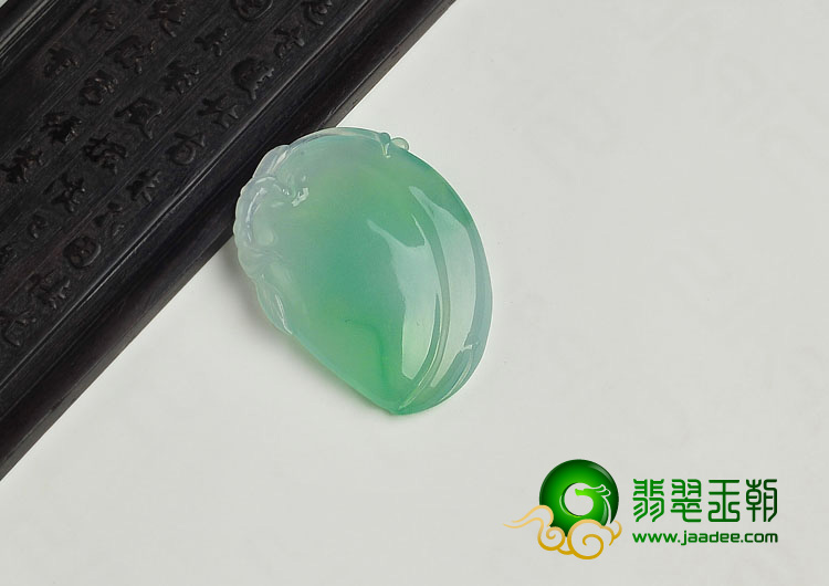 冰种飘翠缅甸翡翠A货寿桃挂件