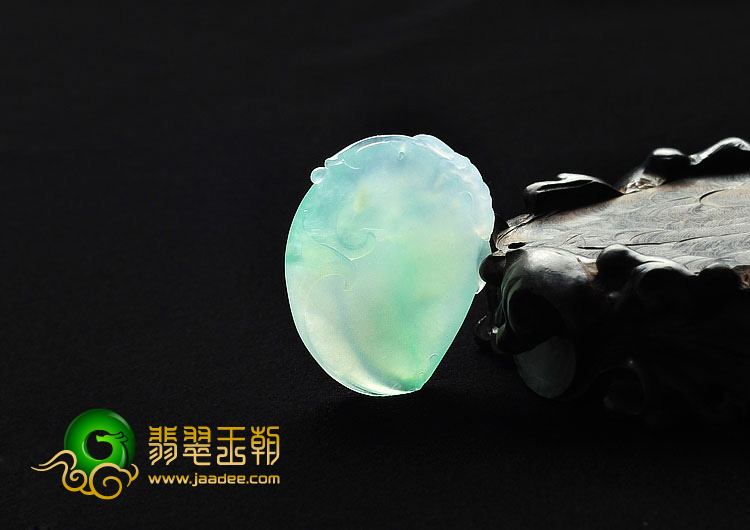 冰种飘翠缅甸翡翠A货寿桃挂件