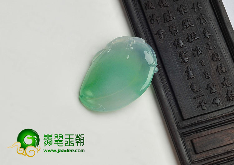 冰种飘翠缅甸翡翠A货寿桃挂件
