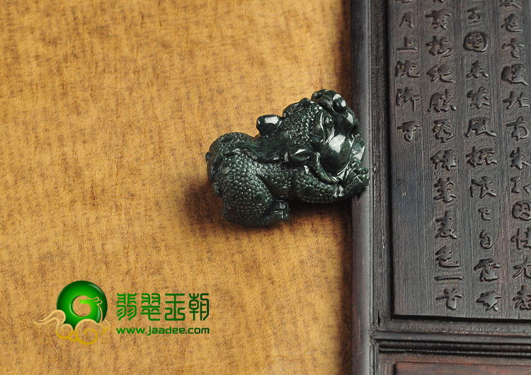 细糯种墨翠缅甸翡翠A货貔貅挂件
