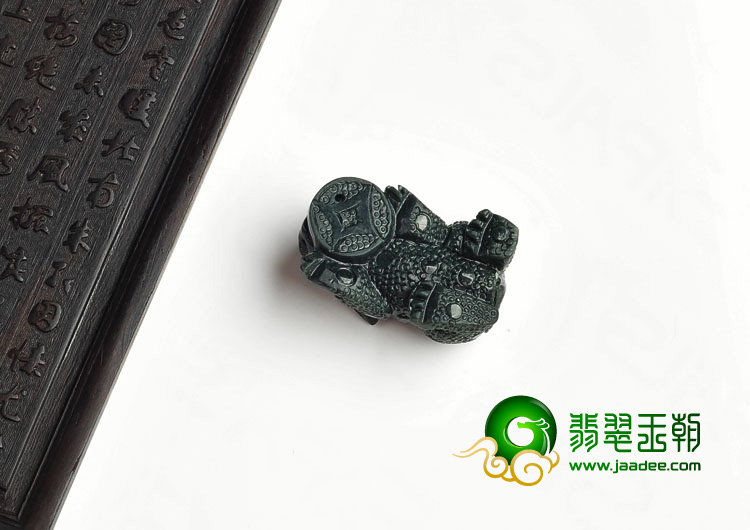 细糯种墨翠缅甸翡翠A货貔貅挂件