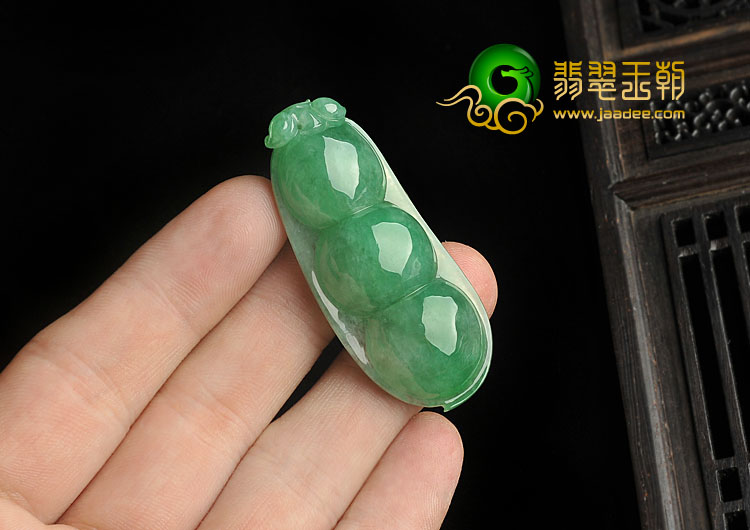 冰种阳绿缅甸翡翠A货四季豆挂件
