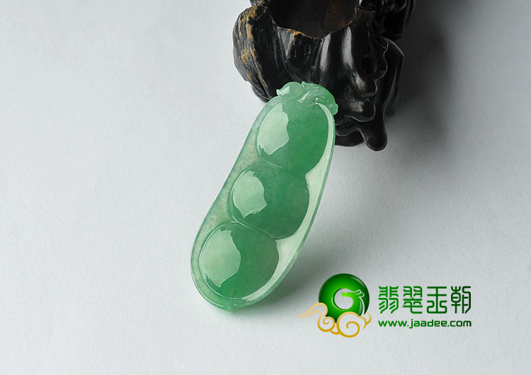 冰种阳绿缅甸翡翠A货四季豆挂件