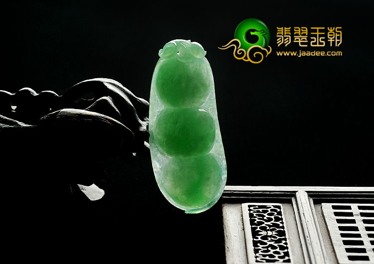 冰种阳绿缅甸翡翠A货四季豆挂件