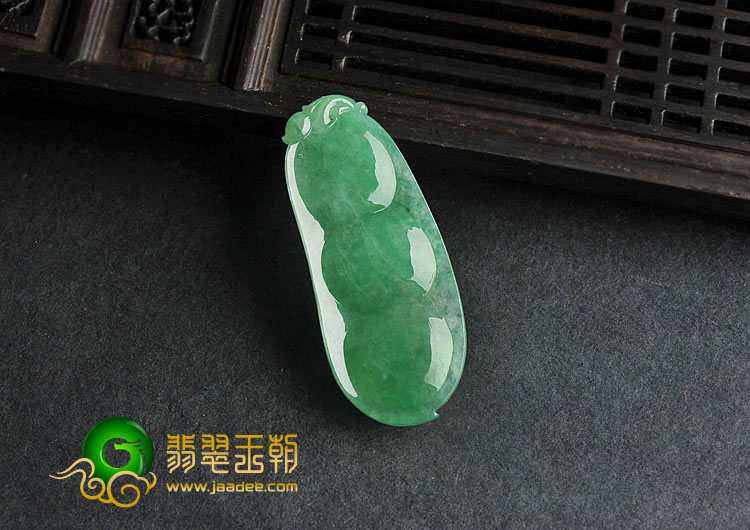 冰种阳绿缅甸翡翠A货四季豆挂件