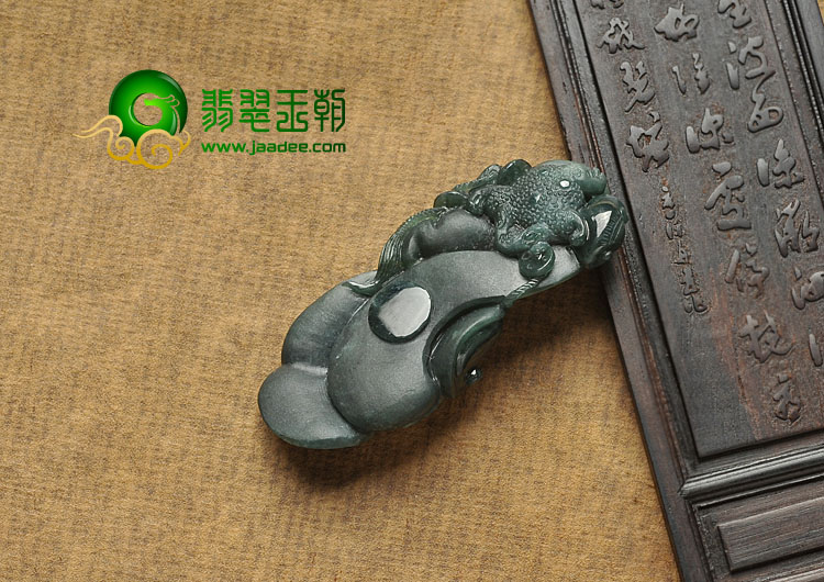 冰种墨翠缅甸翡翠A货金蟾送宝挂件