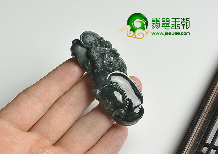 冰种墨翠缅甸翡翠A货金蟾送宝挂件