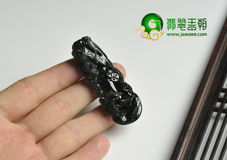 冰种墨翠缅甸翡翠A货金蟾送宝挂件