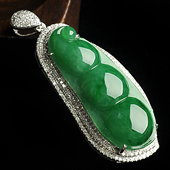 冰种菠菜绿缅甸翡翠A货镶白金满绿豆子胸坠（真钻）