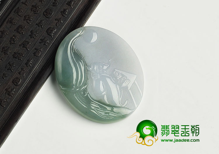 (超值推荐)糯冰种青色缅甸翡翠A货举杯邀明月挂件