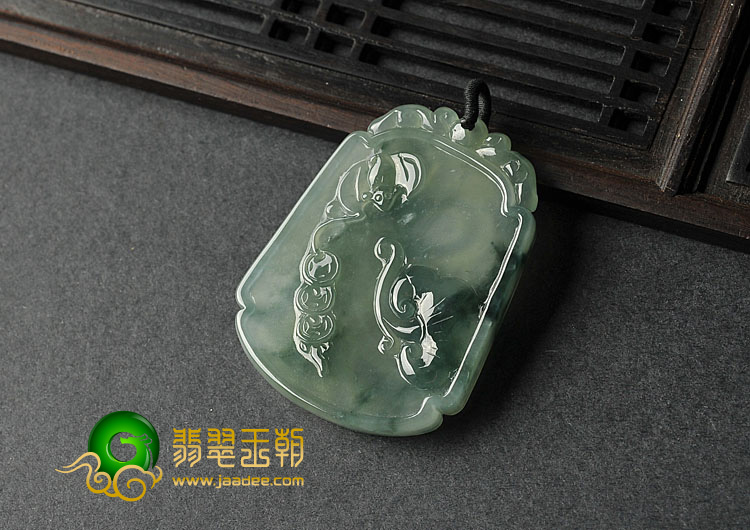 冰种飘花缅甸翡翠A货龙牌挂件