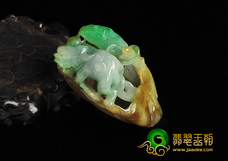 糯冰种三彩缅甸翡翠A货貔貅手玩件