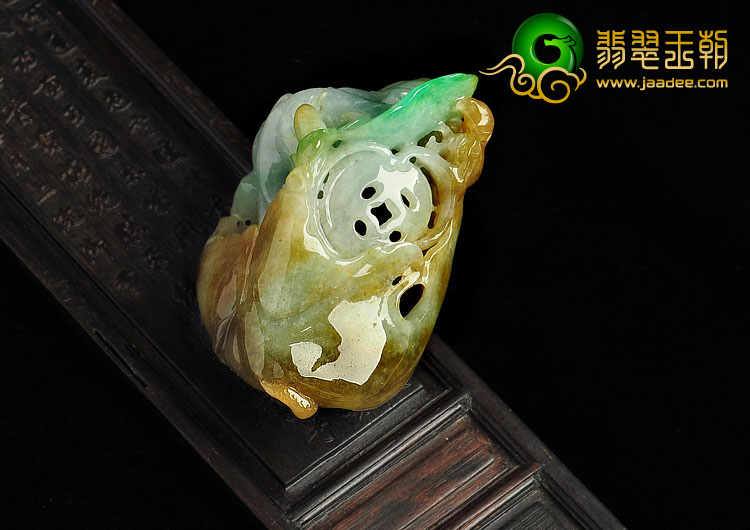 糯冰种三彩缅甸翡翠A货貔貅手玩件