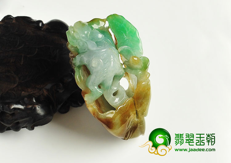 糯冰种三彩缅甸翡翠A货貔貅手玩件