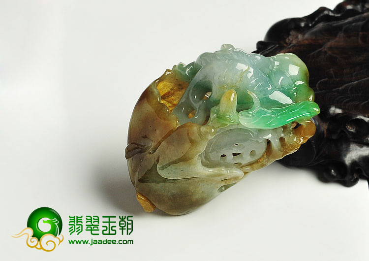 糯冰种三彩缅甸翡翠A货貔貅手玩件
