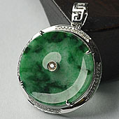 糯冰种廯加绿缅甸翡翠A货镶白金平安扣胸坠（真钻）