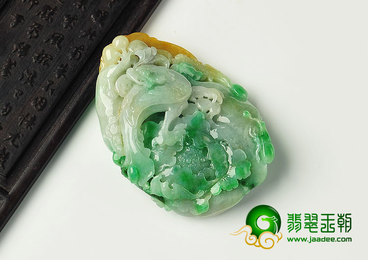 (超值推荐)糯冰种三彩缅甸翡翠A货凤戏牡丹挂件