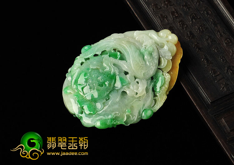 (超值推荐)糯冰种三彩缅甸翡翠A货凤戏牡丹挂件