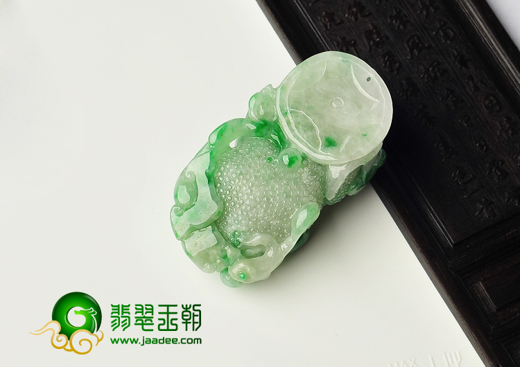 糯冰种翠色缅甸翡翠A货貔貅挂件