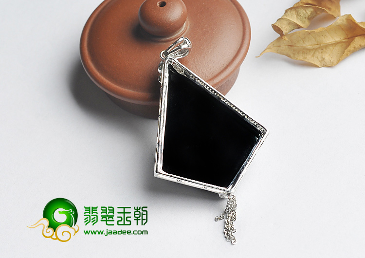 玻璃种墨翠缅甸翡翠A货白金胸坠（真钻）